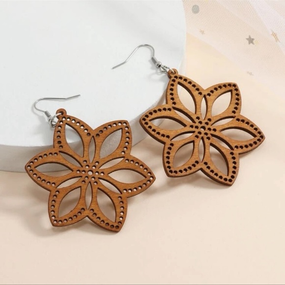 Boho wood flower dangle earrings brown OS - Picture 3 of 4